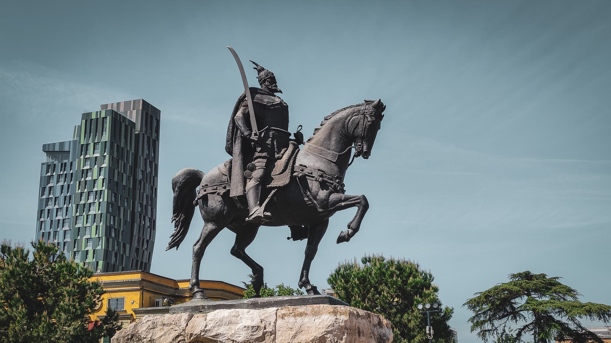 Op tour in Tirana: Wandeling door geschiedenis en toekomst